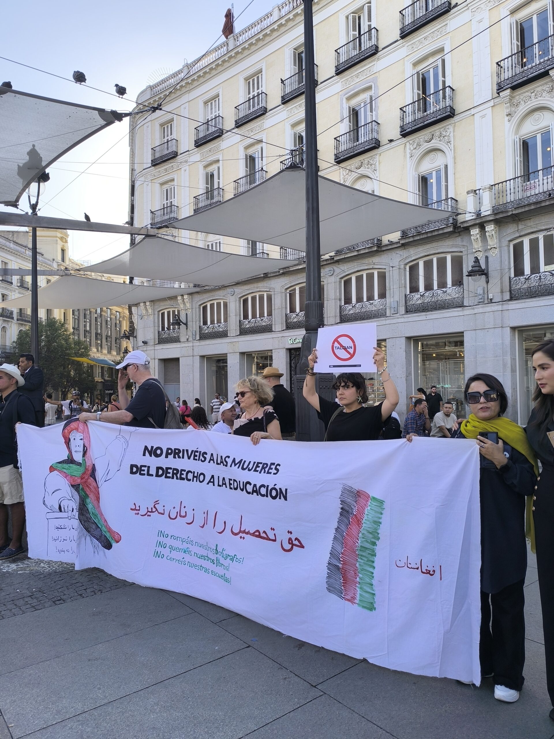 manifestantes contra el regimen taliban en afghanistan